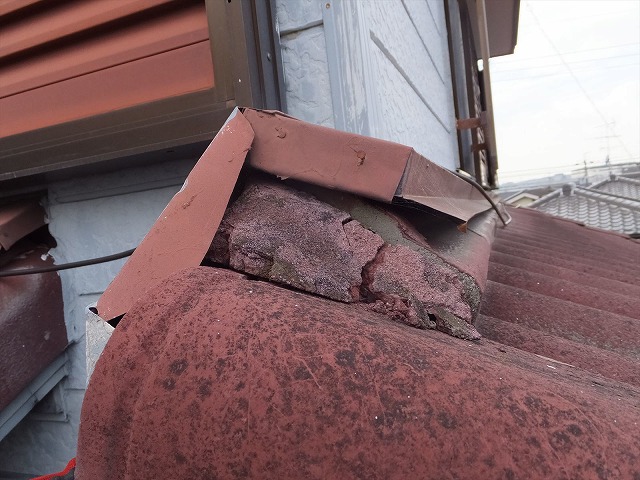 端部の防水材が劣化してボロボロ